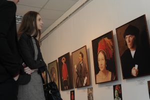 Посетительница выставки рассматривает Ларису Удовиченко в образе героини Латура. Фото: Пелагия Замятина