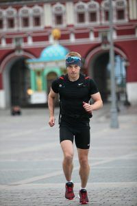 1 июля 2017 года. Никита Анисимов начал забег от Красной площади, а закончит в Санкт-Петербурге через 13 дней. Фото: Павел Волков 1 июля 2017 года. Никита Анисимов начал забег от Красной площади, а закончит в Санкт-Петербурге через 13 дней. Фото: Павел Волков