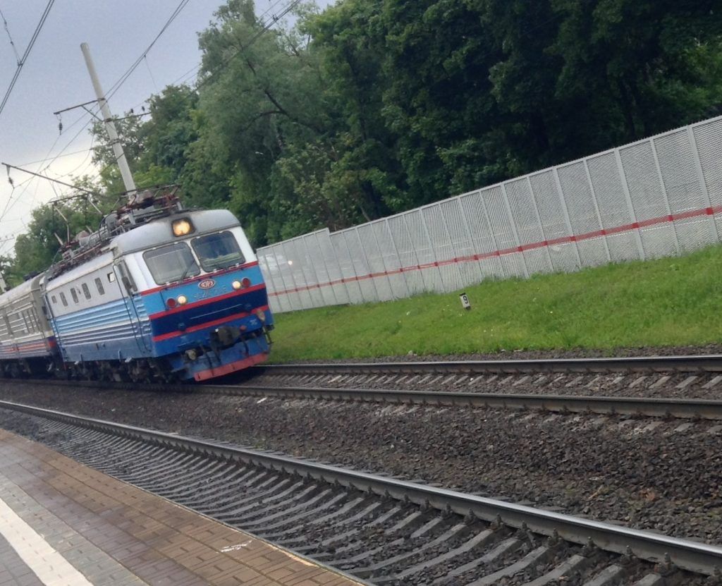 Поезд насмерть сбил человека на юге Москвы, работает полиция