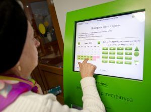 Пациентка записывается на прием к врачу с помощью терминала «Электронной регистратуры». Фото: Евгений Самарин / РИА Новости