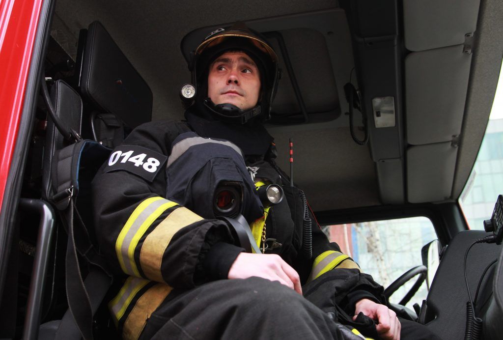 Пожарные спасли пятерых человек из горящей квартиры на юге Москвы