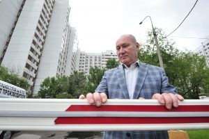 4 июля 2017 года. Муниципальный депутат района Чертаново Северное Валерий Смирнов предлагает освобождать дворы от лишних машин с помощью шлагбаумов. Фото: Пелагия Замятина 4 июля 2017 года. Муниципальный депутат района Чертаново Северное Валерий Смирнов предлагает освобождать дворы от лишних машин с помощью шлагбаумов. Фото: Пелагия Замятина