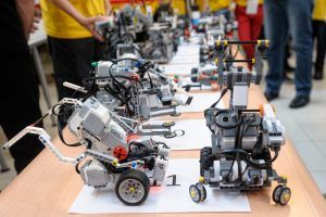  15 июля 2017 года. Участники состязаний представили на небольшом ринге своих роботов. Фото: shutterstock 