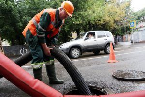 Сотрудники Мосводостока из-за плохой погоды дежурят круглосуточно. Фото: архив «Вечерняя Москва»