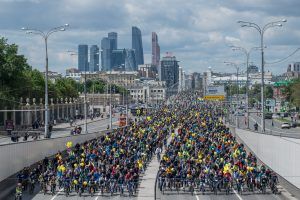 Около 10 тысяч москвичей приняли участие в марафоне велосипедистов. Фото: "Вечерняя Москва"