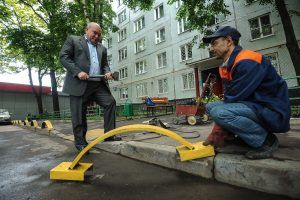 10 июля 2017 года. Глава управы района Чертаново Центральное Владимир Михеев (слева) помогает сотруднику «Жилищника» Олегу Иванько устанавливать парковочные дуги. Фото: Пелагия Замятина 10 июля 2017 года. Глава управы района Чертаново Центральное Владимир Михеев (слева) помогает сотруднику «Жилищника» Олегу Иванько устанавливать парковочные дуги. Фото: Пелагия Замятина