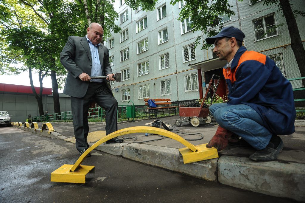 Прочность парковки проверена джипом