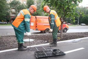 Замена решеток люков. Фото: архив «Вечерняя Москва»