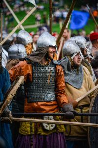 15 июля 2017 года. Викинги с копьями из ставки конунга готовятся к битве. Фото: Наталья Феоктистова