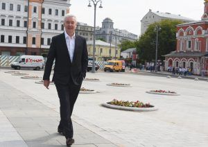 Мэр Москвы Сергей Собянин осмотрел работы по благоустройству Славянской площади. Фото: Владимир Новиков, "Вечерняя Москва" Мэр Москвы Сергей Собянин осмотрел работы по благоустройству Славянской площади. Фото: Владимир Новиков, "Вечерняя Москва"