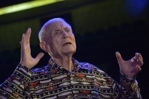 Творческий вечер Евгения Евтушенко в КЦ ЗИЛ на Автозаводской. Фото: архив «Вечерняя Москва» Творческий вечер Евгения Евтушенко в КЦ ЗИЛ на Автозаводской. Фото: архив «Вечерняя Москва»
