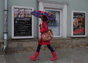 Из моды не выходят зонты и высокие сапоги. Фото: Александр Кожохин