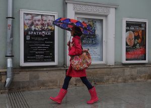 Из моды не выходят зонты и высокие сапоги. Фото: Александр Кожохин Из моды не выходят зонты и высокие сапоги. Фото: Александр Кожохин