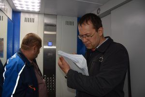 Муниципальный депутат Максим Демченков осмотрел лифты в домах. Фото предоставил Денис Беляевский.