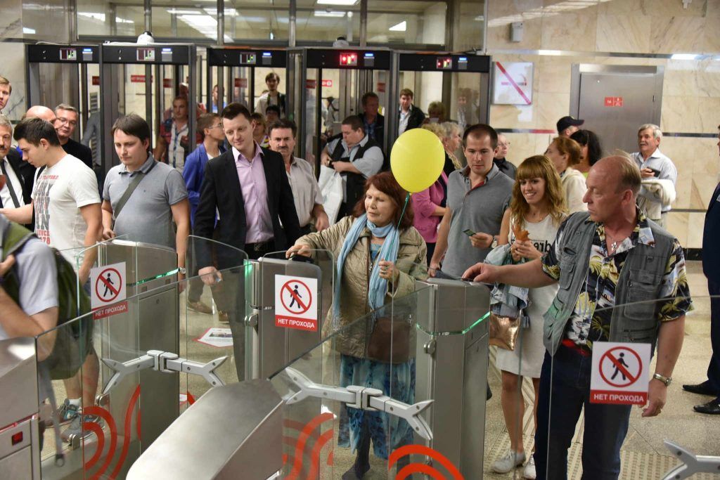 Московское метро размещает плакаты с загрузкой станций в час пик