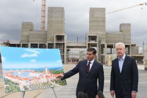Член совета директоров компании-инвестора Амиран Муцоев (слева) рассказывает мэру Москвы Сергею Собянину об этапах строительства парка «Остров мечты».