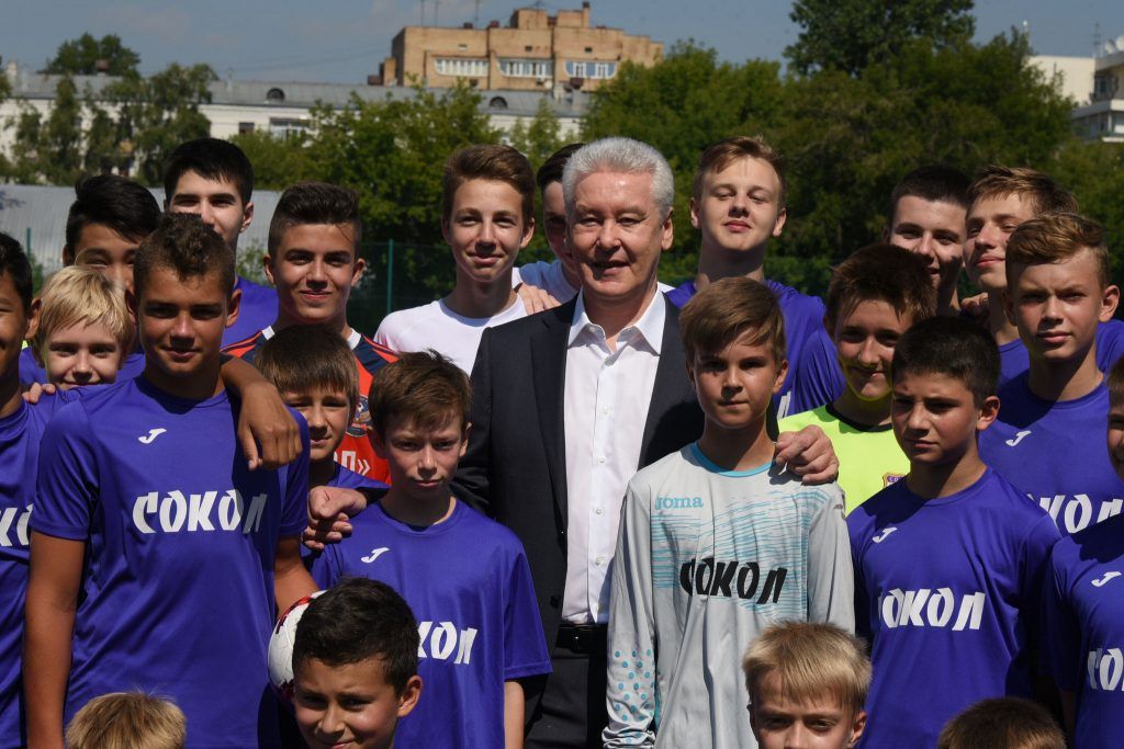 Собянин осмотрел новое футбольное поле СШОР № 27 «Сокол»