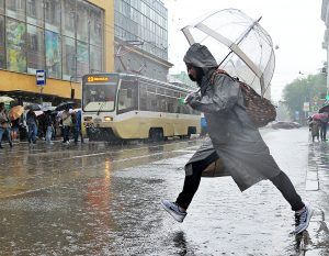 Пассажирам метро в Москве начнут раздавать дождевики