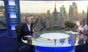 Мэр Москвы отвечает на вопросы жителей города в прямом эфире телеканала. Фото: скриншот с видео