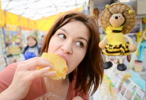 На ярмарке в Коломенском — самый вкусный мед. Фото: архив «Вечерняя Москва»