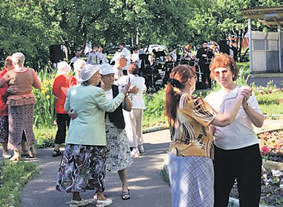 18 июля 2017 года. Гости ретровстречи танцуют под аккомпанемент живого оркестра в Бирюлевском дендропарке. 18 июля 2017 года. Гости ретровстречи танцуют под аккомпанемент живого оркестра в Бирюлевском дендропарке.