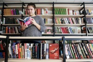 Библиотека №165 организовала для читателей «Литературную скамейку». Фото: архив, «Вечерняя Москва» Библиотека №165 организовала для читателей «Литературную скамейку». Фото: архив, «Вечерняя Москва»