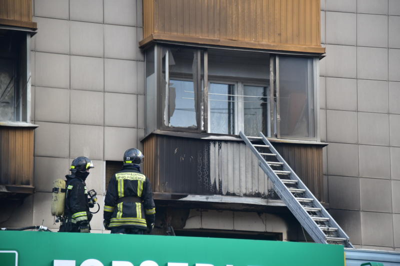 Сотрудники МЧС спасли троих человек после пожара на юге Москвы
