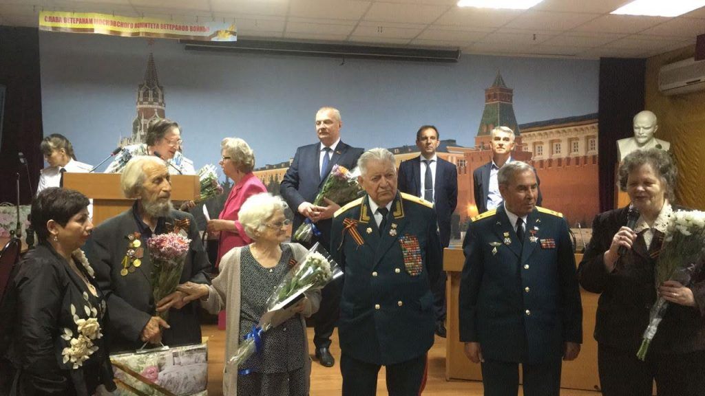 Школьники поздравили семейные пары ветеранов войны с Днем семьи, любви и верности