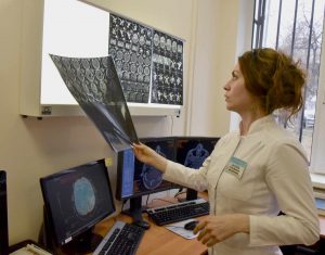 7 апреля 2016 года. Врач-рентгенолог НИИ им. Склифосовского Юлия Шатохина. Фото: Владимир Новиков 7 апреля 2016 года. Врач-рентгенолог НИИ им. Склифосовского Юлия Шатохина. Фото: Владимир Новиков