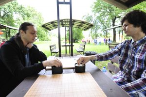 6 августа 2017 года. Вадим Филиппов (слева) и Григорий Карпенко начинают партию го. Фото: Пелагия Замятина 6 августа 2017 года. Вадим Филиппов (слева) и Григорий Карпенко начинают партию го. Фото: Пелагия Замятина