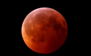 Уфологи: Лунное затмение стало прикрытием для посетивших Землю НЛО