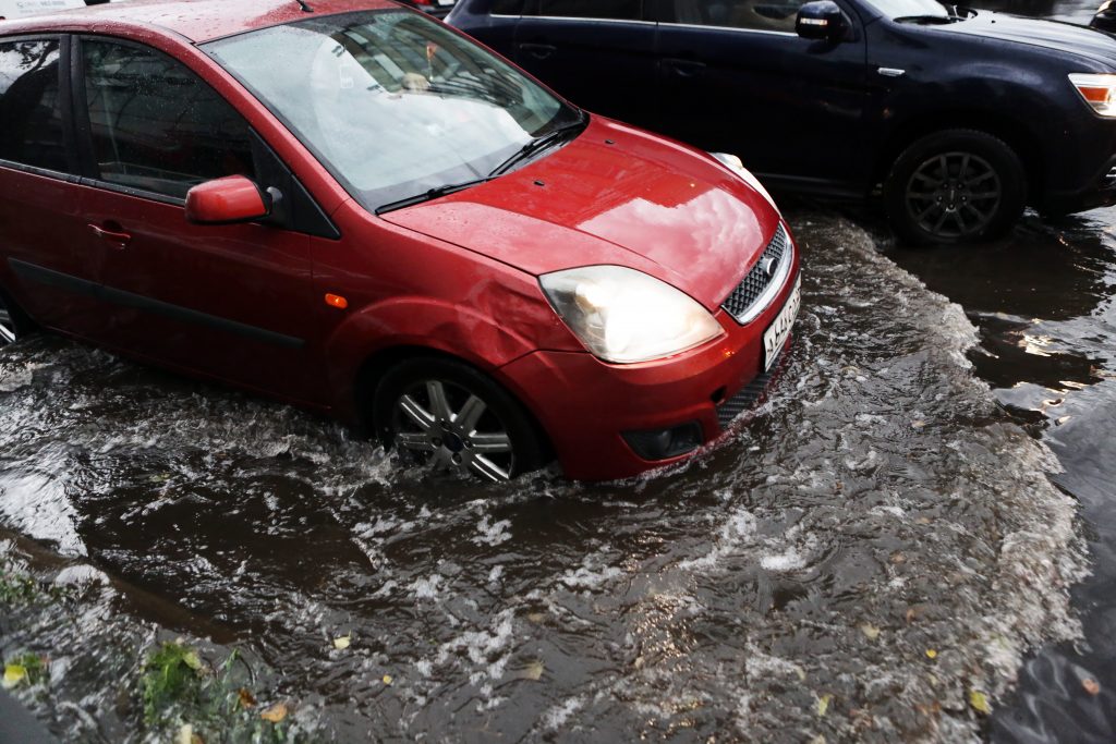 Водителей Москвы призвали пересесть в автобусы из-за грозы