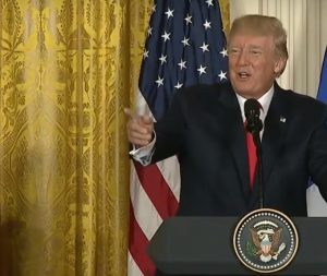 «Креативным нападкам» в очередной раз подвергся президент США Дональд Трамп. Фото: Скриншот YouTube