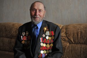 4 августа 2017 года. Григорий Степанович Емельянов родился еще в царской России. 1 августа ветеран отметил столетний юбилей. Фото: Пелагия Замятина 4 августа 2017 года. Григорий Степанович Емельянов родился еще в царской России. 1 августа ветеран отметил столетний юбилей. Фото: Пелагия Замятина
