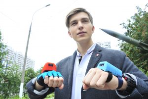 4 августа 2017 года. ИзобретательМихаил Сурков демонстрирует работу устройства для слабовидящих. Фото: Пелагия Замятина