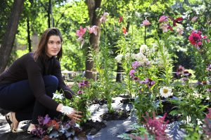 10 августа 2017 года. Ксения Галочкина высаживает цветы на новое место. Фото: Пелагия Замятина