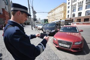 Инспекторы не только проверяют платные парковки, но и фиксируют нарушения . Фото: Антон Гердо