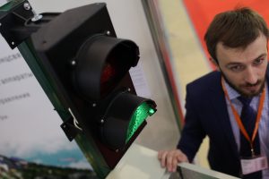 Зеленый свет включается при наличии автомобилей перед пешеходным переходом. Фото: Наталья Пьетра, «Вечерняя Москва» Зеленый свет включается при наличии автомобилей перед пешеходным переходом. Фото: Наталья Пьетра, «Вечерняя Москва»