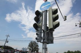 В Москве начал работать первый светофор на солнечных батареях. Фото: Антон Гердо В Москве начал работать первый светофор на солнечных батареях. Фото: Антон Гердо