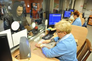 Зарубежных гостей смогут проинструктировать по билетам и проезду. Фото: Александр Казаков Зарубежных гостей смогут проинструктировать по билетам и проезду. Фото: Александр Казаков