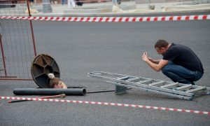 Верхний слой асфальта уложат ко Дню города. Фото: Александр Казаков Верхний слой асфальта уложат ко Дню города. Фото: Александр Казаков