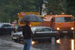 Следует избегать деревьев и шатких конструкций. Фото: Александр Казаков