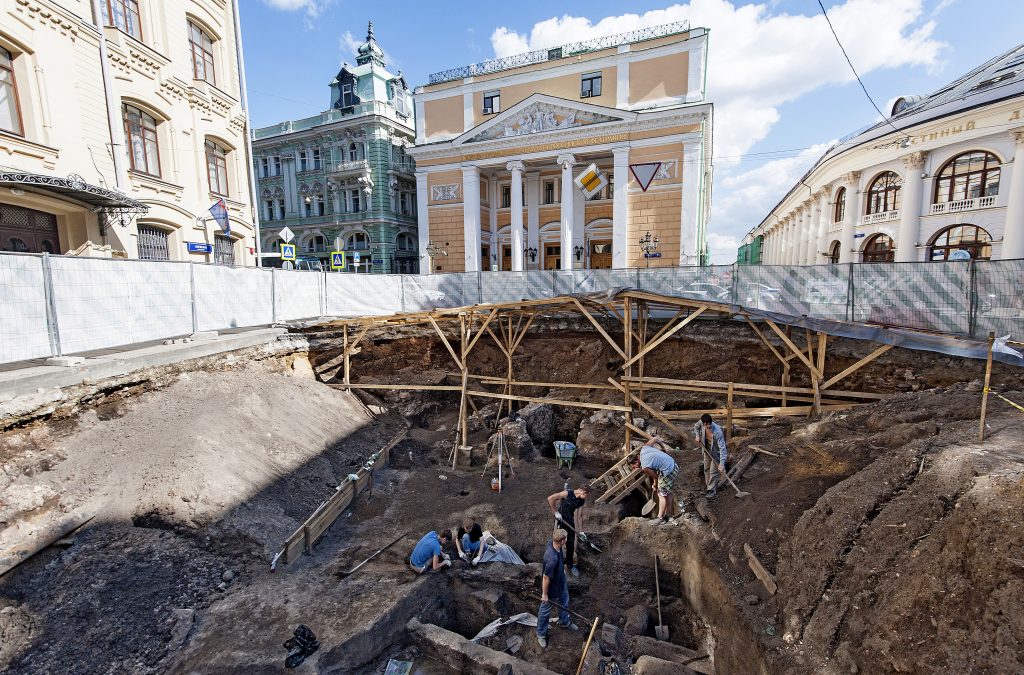 Более тысячи артефактов нашли при раскопках на Биржевой площади в центре Москвы