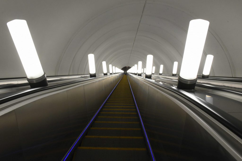 На станции метро Москвы «Менделеевская» открылся эскалатор