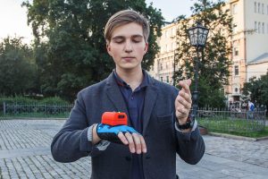 Десятиклассник Михаил Сурков изобрел приборы для слабовидящих людей. Фото: Михаил Подобед 