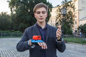 Десятиклассник Михаил Сурков изобрел приборы для слабовидящих людей. Фото: Михаил Подобед Десятиклассник Михаил Сурков изобрел приборы для слабовидящих людей. Фото: Михаил Подобед