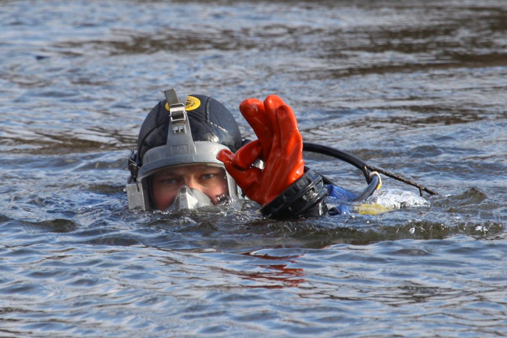 Тело мужчины нашли в пруду на юге Москвы, прибыли водолазы