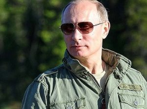 На подарок был нанесен принт — портрет президента России в темных очках. Фото: сайт Кремля