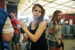 Пассажирам метро и МЦК в жаркие дни раздавали воду. Фото: архив, «Вечерняя Москва»