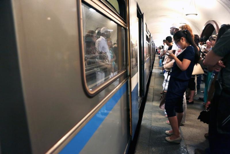 Ступени отремонтировали в переходе между станциями метро «Каховская» и «Севастопольская»